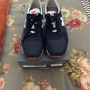 Excellent condition Navy Blue New Balance Tennis Shoe size 8
